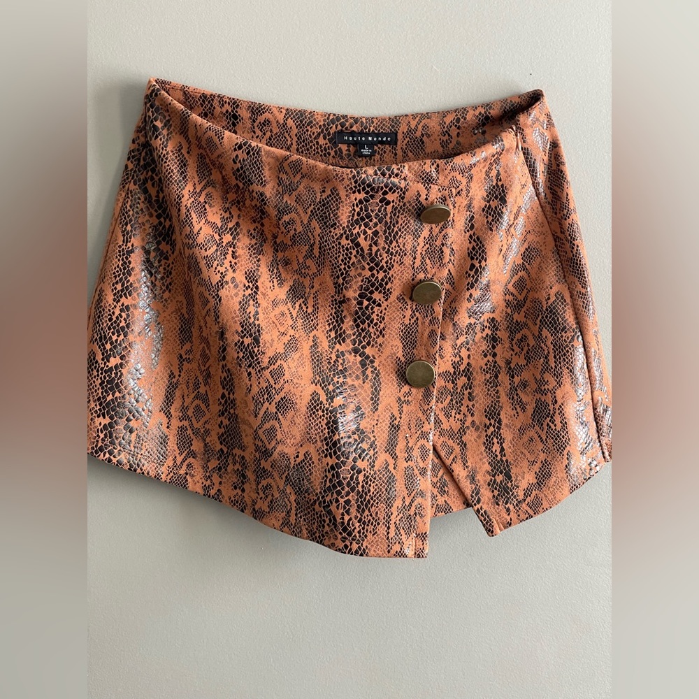 printed 
New
Skirt from the front shorts from the back
Polyester